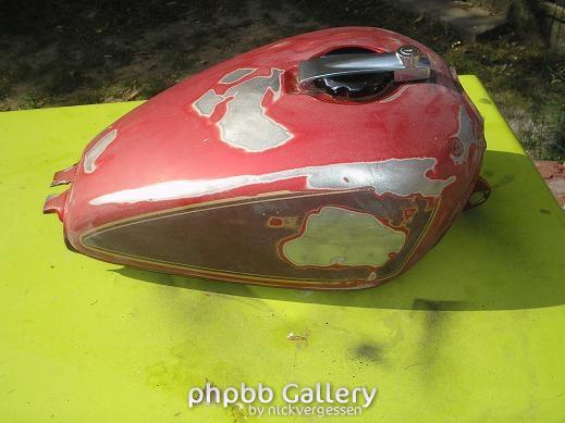 Restauration du réservoir phase de poncage ensuite je passerais o mastik