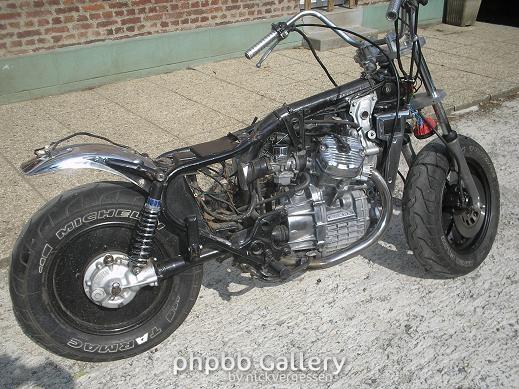 Cx sans réservoir, selle, phare avant et arrière avec un début de polissage